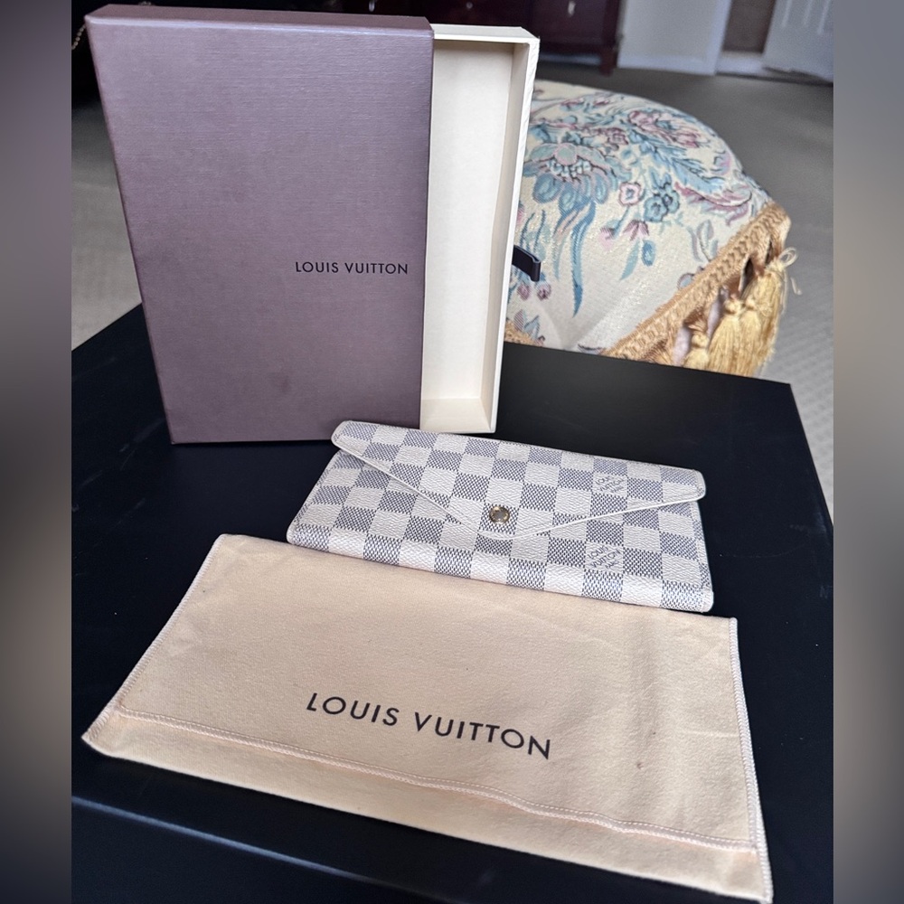 Louis Vuitton Damier Azur Wallet in White and Gray in excellent condition